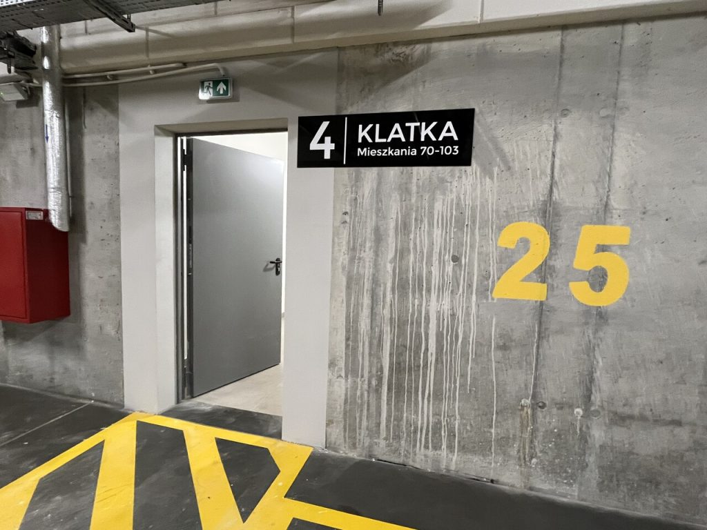 Oznakowania hali garażowej