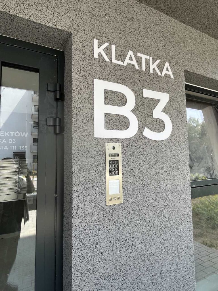 Oznakowane wejście do klatki schodowej